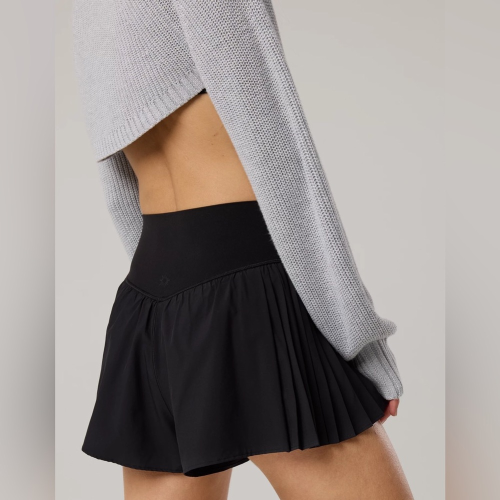 OFFLINE By Aerie Real Me Pleated Flowy Short Bundle Black and White - Picture 2 of 9